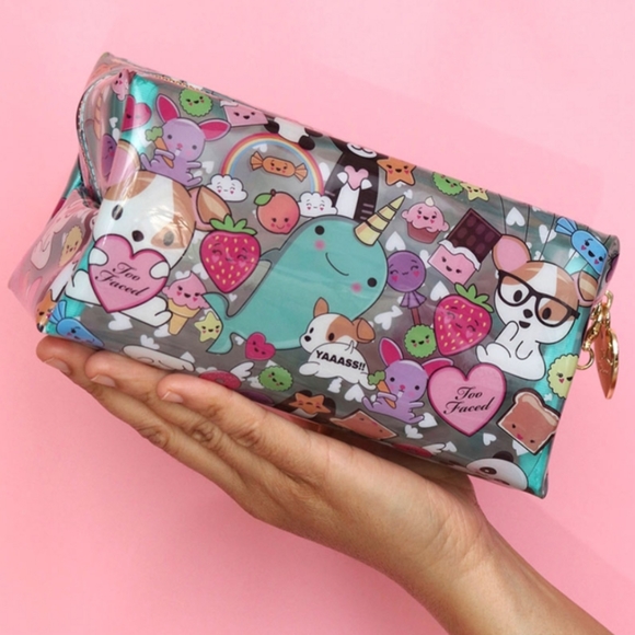 LIMITED EDITION TOO FACED CLOVER COSMETIC POUCH. - Picture 4 of 6